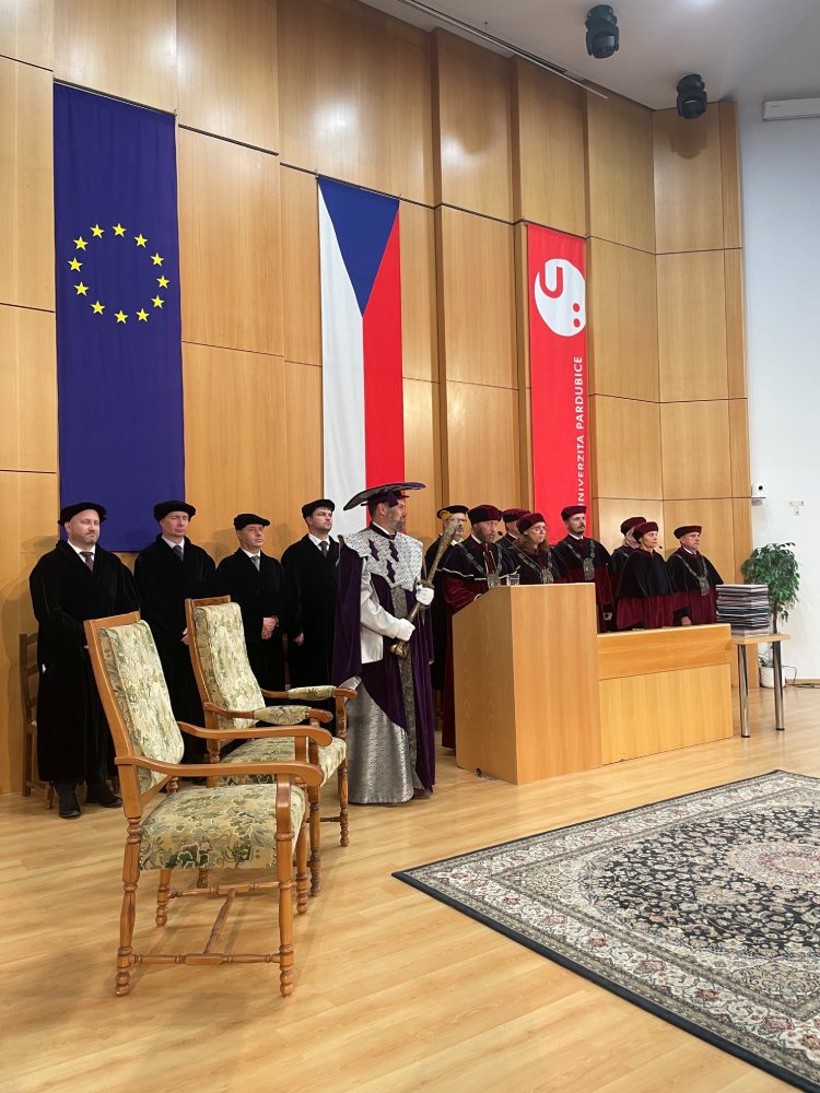 podpora bakalářských prací s tématem polymery