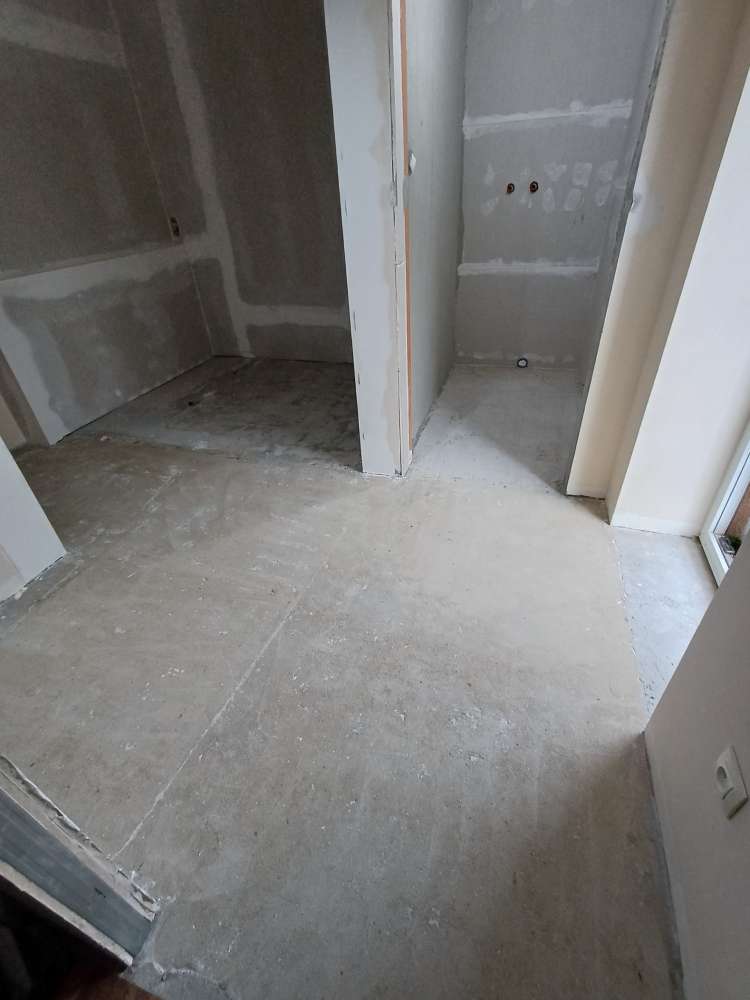rekonstrukce koupelny stav podlahy před